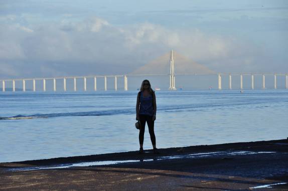 Chegada a Manaus, no Amazonas. Ao fundo, a enorme ponte que cruza o Rio Negro